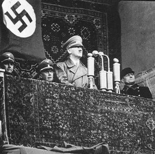 ナチスは社会主義政党。ソ連とナチスは第二次世界大戦中社会主義の覇権を争っていた。