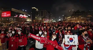 Wカップ【韓国】ポルトガルに勝利し記念撮影で下に敷かれた国旗を踏んでしまい大炎上