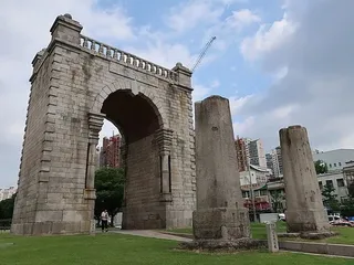 ソウル独立門は日清戦争後中国からの独立を記念し徐載弼が建設したもの それすら知らない韓国大統領
