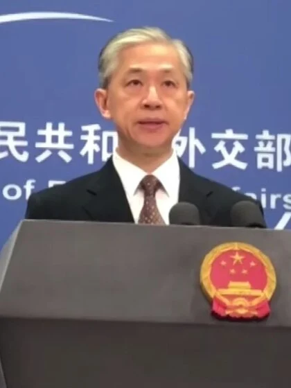 安倍元首相の台湾講演。中国華春瑩外務次官補は猛反発。汪文斌報道官は頭をぶつけて血を流す。