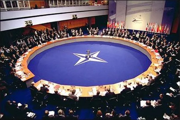 NATO가입은 일본의 안보를 반석으로 할까 - 아베 전 총리가 그린 세계 전략.